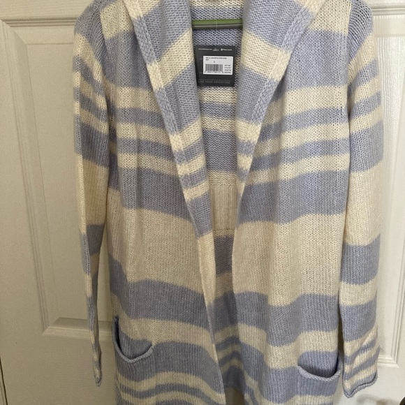 Eddie Bauer Sweaters - NWT Eddie Bauer hooded cardigan/sleepwear size small